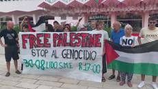 Venezia 2025, il flash mob 'Free Palestine' davanti al red carpet della Mostra