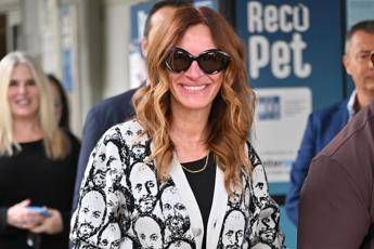 Julia Roberts arriva a Venezia con un look simpaticissimo che omaggia Guadagni