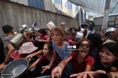 Bambini accalcati per chiedere cibo a Gaza - Afp