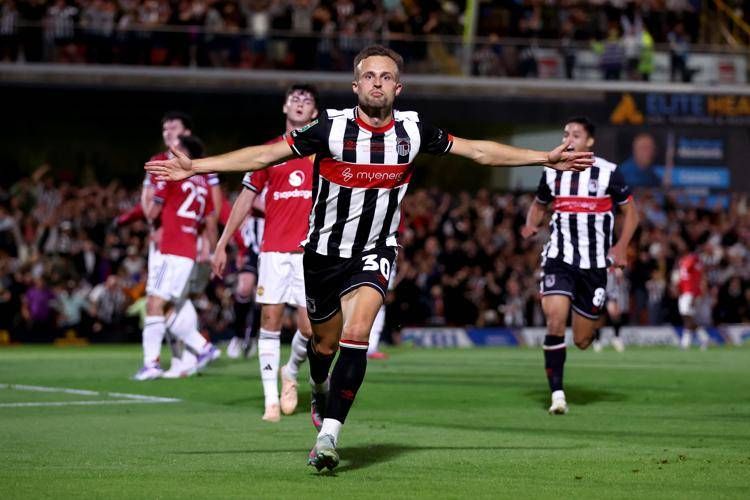 Charles Vernam dopo il gol allo United - Ipa/Fotogramma