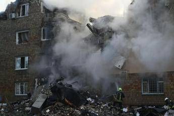 Ucraina, massiccio attacco notturno su Kiev: 12 morti e decine di feri