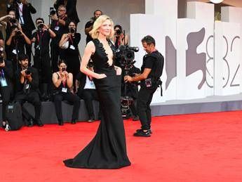 Venezia 2025, dalla cresta di Rose Villain al fascino di Cate Blanchett: il primo red carpet