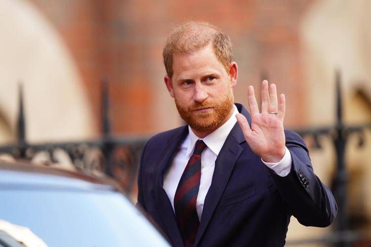 Principe Harry torna a casa nel giorno che ricorda la regina Elisabetta II