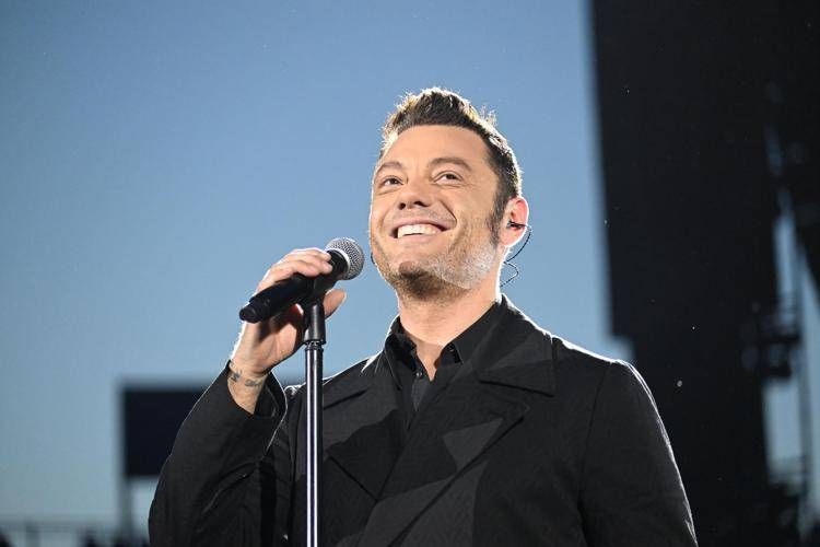 Tiziano Ferro torna dopo il reset social e firma con Sugar: "Si parte"