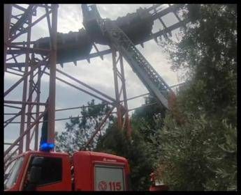 Paura a Cinecittà World, guasto alle montagne russe: in 15 restano bloccati a 20 metri d'altez