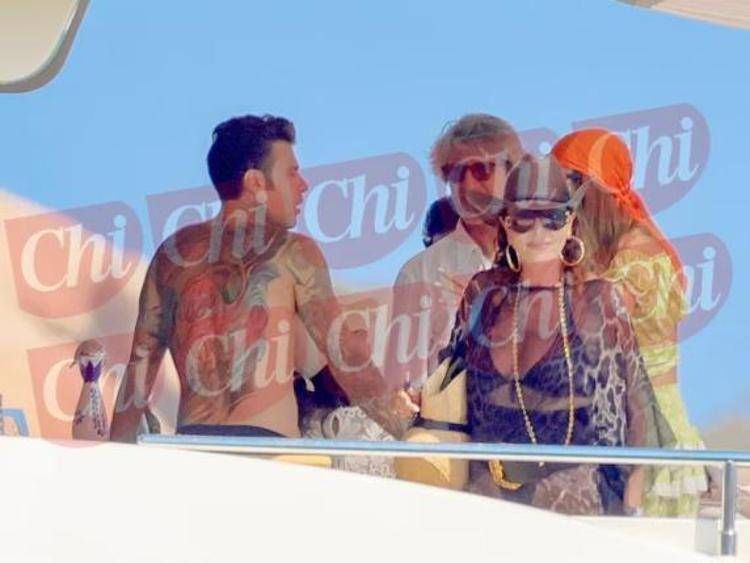 Fedez, Santanché e La Russa in barca insieme nelle foto di 'Chi'