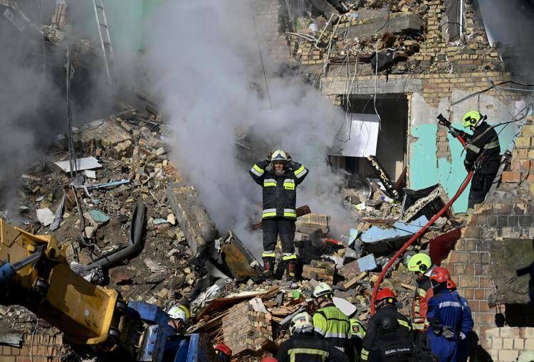 Ucraina, attacco a Kiev: 19 morti, tra cui 4 bambini. Danni a uffici Ue. Meloni: "Russia non crede nel negoziato" Ucraina, attacco a Kiev: 19 morti, tra cui 4 bambini. Danni a uffici Ue. Meloni: "Russia non crede nel negoziato"