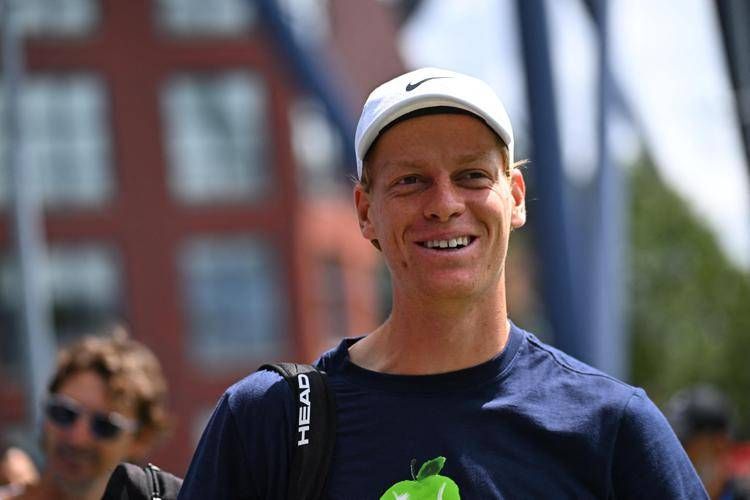 Sinner numero uno anche nel baseball? Risate nel riscaldamento prima della sfida con Popyrin