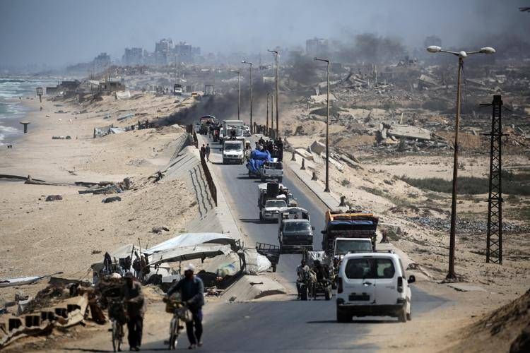 Palestinesi in fuga da Gaza City (Afp)