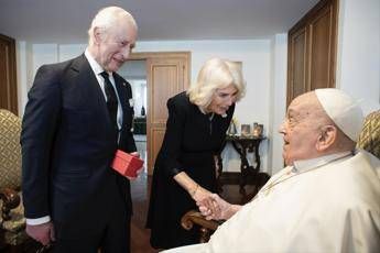 Carlo e Camilla, la benedizione (segreta) di Papa Francesco per l'anniversar