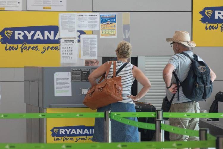 Passeggeri al check-in di Ryanair - Ipa