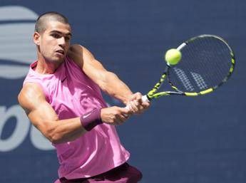 Us Open, troppo Alcaraz per Darderi: lo spagnolo domina contro l'azzurro e vola agli otta