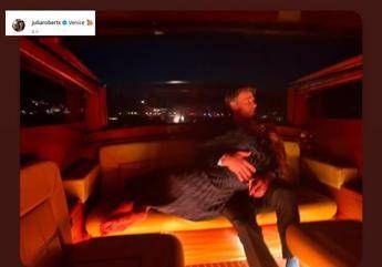 Venezia in love, Julia Roberts sdraiata in vaporetto tra le braccia del marito