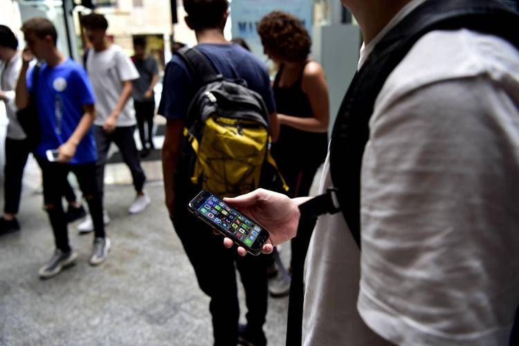 Scuola, divieto cellulari in classe: il 76% degli italiani è d'accordo