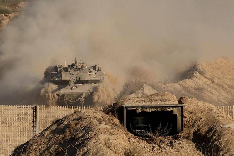 Un tank israeliano nella Strsciia di Gaza vicino al confine - (Afp)