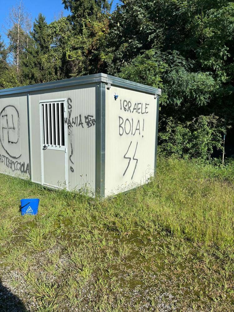 Varese, svastiche e Israele boia: le scritte choc alla Festa della Schiranna