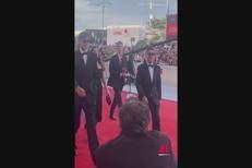 Isaac ed Elordi infiammano il red carpet del Lido di Venezia - Video