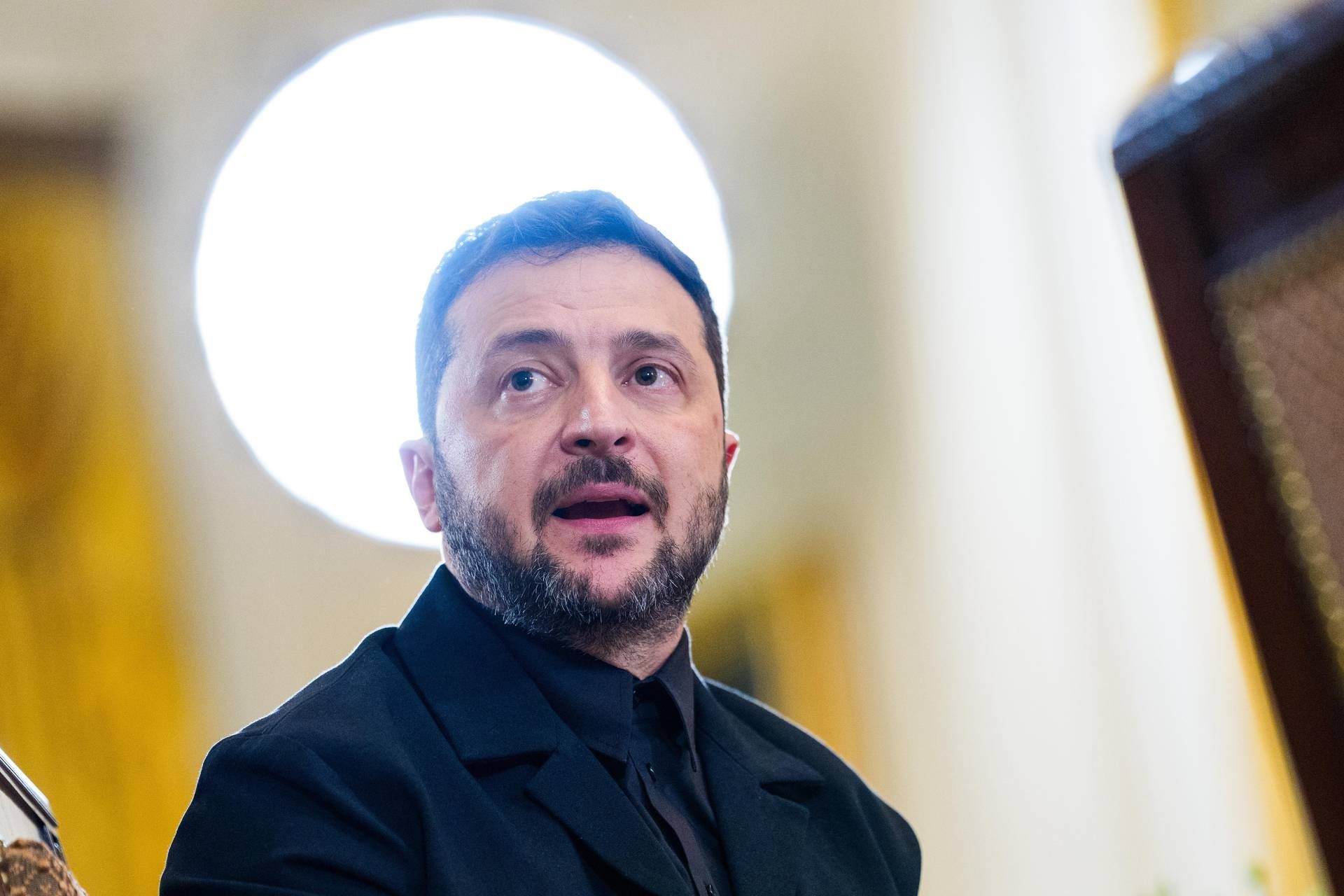 Ucraina, Zelensky: "Ora azioni concrete per fermare Putin". Ue minaccia sanzioni a Russia