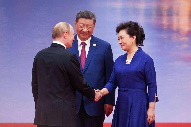 Vladimir Putin, il presidente cinese Xi Jinping e sua moglie Peng Liyuan - (Afp)