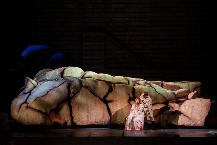 Festival Puccini, soprano cade in scena ma conclude la 'Manon' da seduta