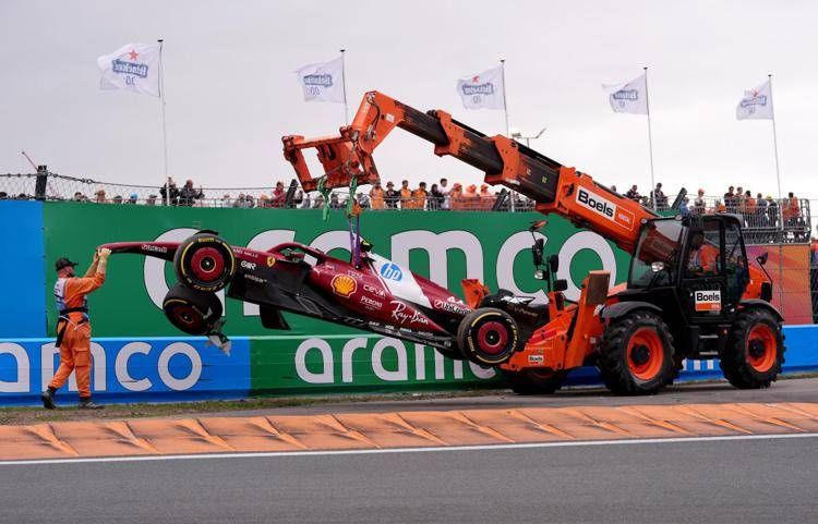 Gp d'Olanda, disastro Hamilton: Lewis si schianta e si ritira. Cos'è successo