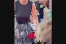 Mostra Venezia, Cate Blanchett con una gonna di piume sorprende il red carpet - Video