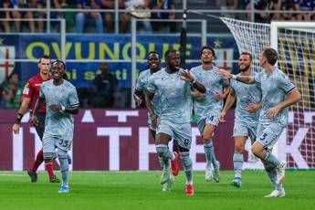 Inter-Udinese 1-2: colpo bianconero a San Siro con Davis e Atta, primo ko per Chivu. Lazio-Verona 4
