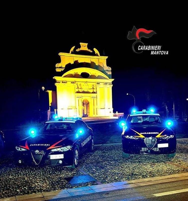 Notte di follia tra cocaina e allucinazioni, lui nudo in strada e lei in preda al panico