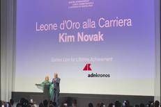 Mostra Venezia, 8 minuti di applausi per Kim Novak Leone d’oro alla carriera