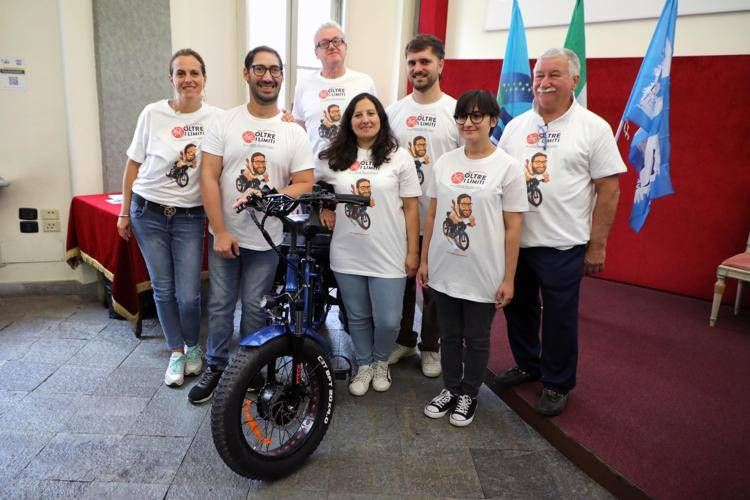 Angelo Catanzaro (secondo da sinistra) e il team di 'Oltre i limiti'