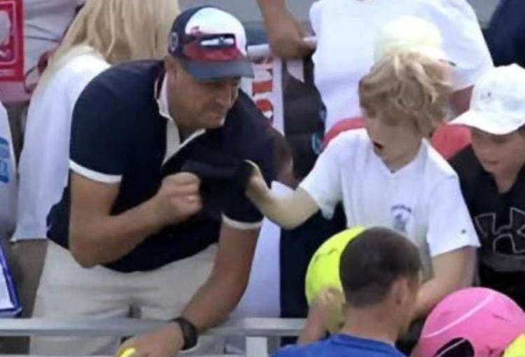 'Ruba' un cappellino a un bambino agli Us Open, ora il milionario si scusa