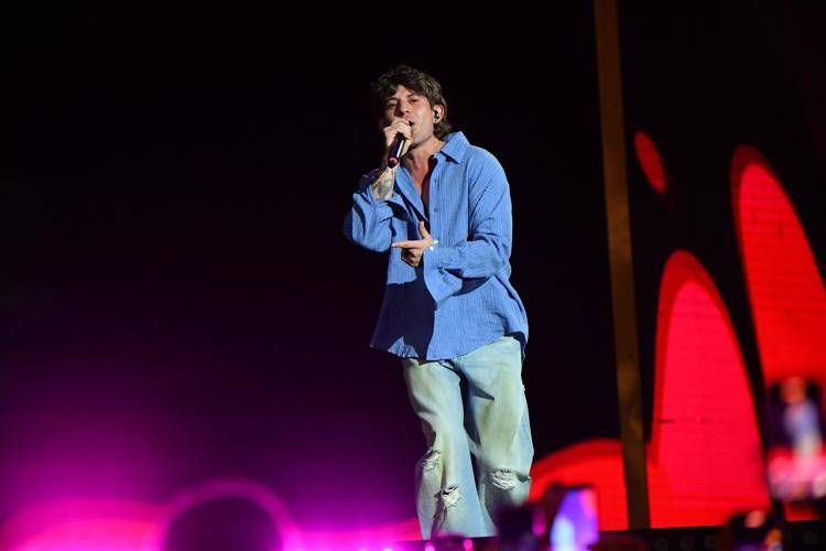 Gaffe al Power Hits Estate: "Sta entrando Irama". Ma è Rkomi