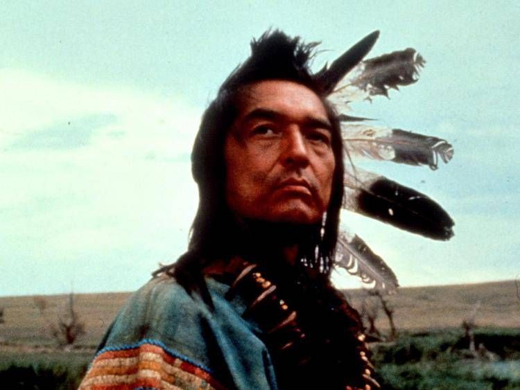 E' morto Graham Greene, candidato all'Oscar per 'Balla coi lupi'