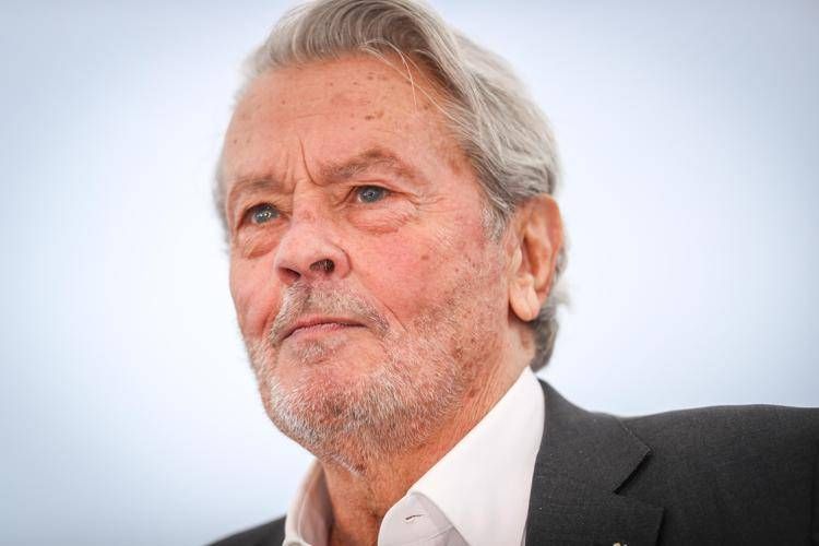 Alain Delon, il figlio minore avvia un'azione legale per annullare il testamento dell'attore
