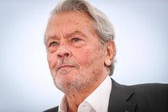 Alain Delon, il figlio minore avvia un'azione legale per annullare il testamento dell'atto