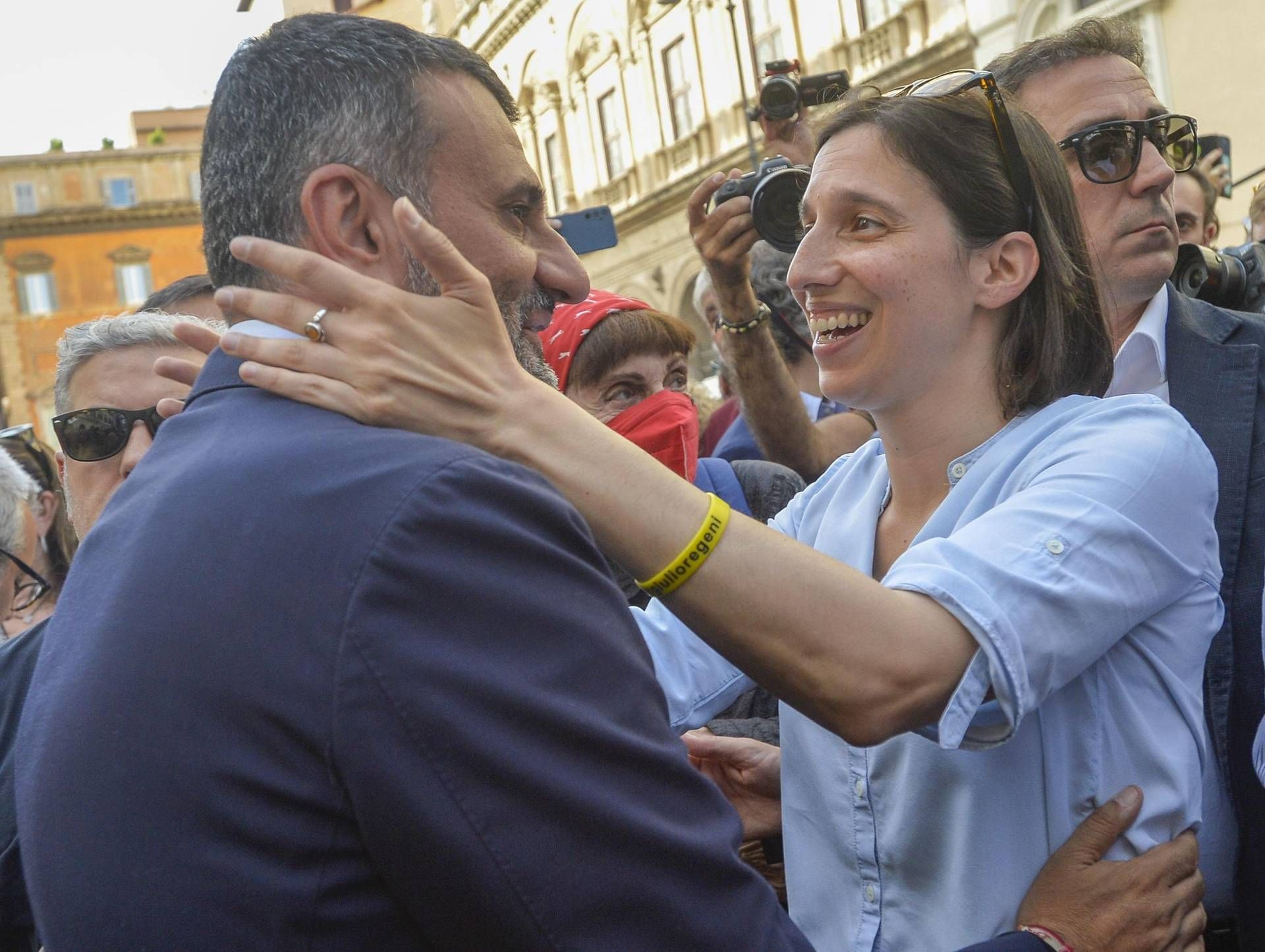 Demokrat Parti'de Decaro Line'ı kazandı, ancak Nodo Vendola'yı yeniden başlattı