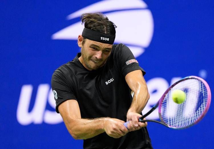 Fritz, nuovo look contro Djokovic: la fascia è... al contrario