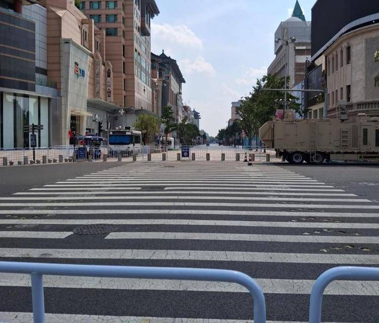 Parata della vittoria a Pechino, vie deserte e finestre chiuse: la città è blindata