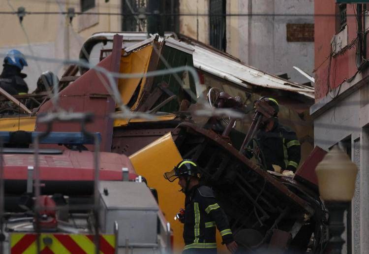 La funicolare Gloria distrutta a Lisbona - Afp