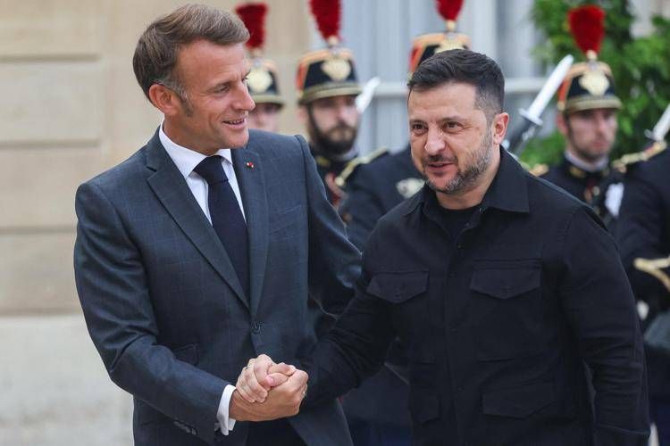 Emmanuel Macron e Voldymyr Zelensky all'Eliseo - Afp