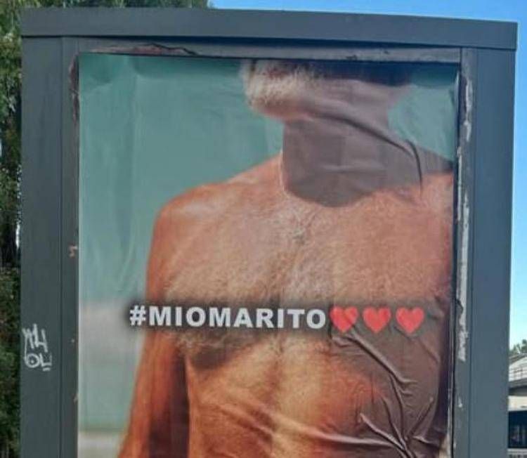 Uno dei manifesti affissi a Torino da Andrea Villa 