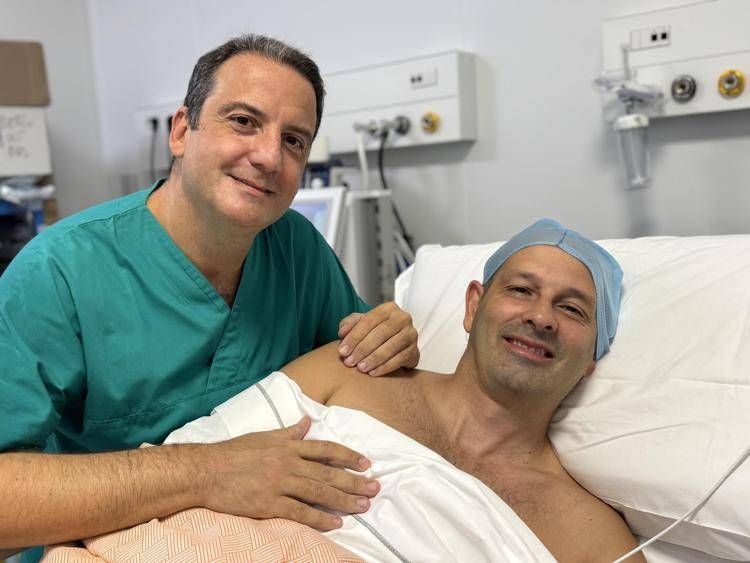 Alessandro Calistri (sx) con il paziente - Alessandro Calistri