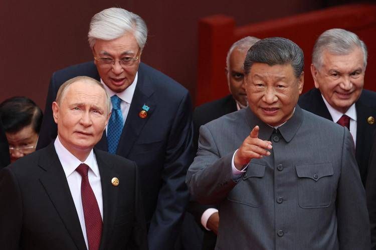 La Cina Svela un arsenale hi-tech: laser, missili e droni