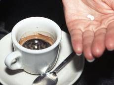 Dolcificante e tazzina di caffè - Fotogramma