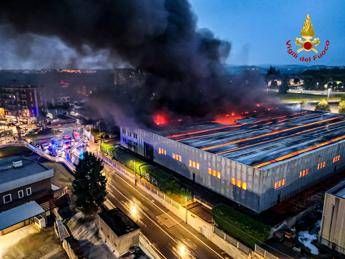 Torino, incendio in stabilimento a Pianezza: pericolo nube tossi