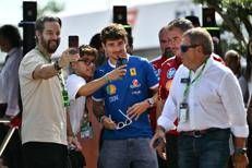Charles Leclerc e i tifosi della Ferrari - Afp