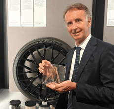Piero Misani, Executive Vice President e Chief Technical Officer di Pirelli, mostra il Compasso d'Oro