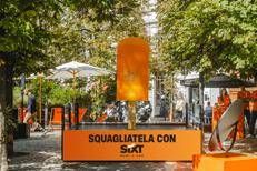 Un maxi ghiacciolo spunta in Largo La Foppa: mistero e selfie in centro a Milano