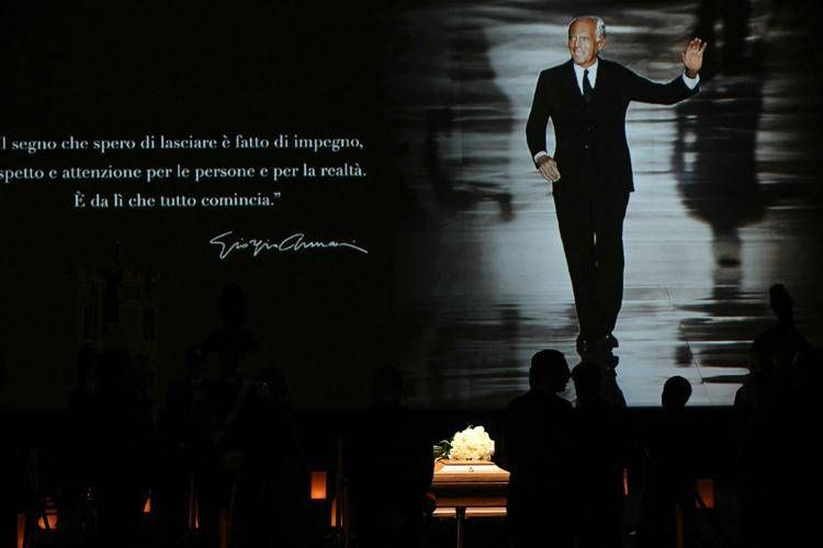 Armani, aperta camera ardente: teatro al buio e un tappeto di lanterne