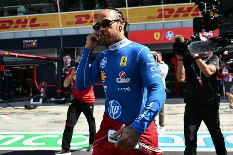 Hamilton, da una Rossa... all'altra per il Gp di Monza: Lewis arriva all'Autodromo in Ducati
